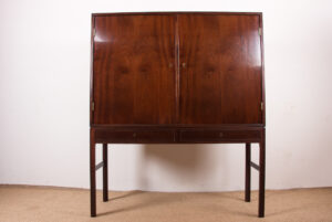 Mobilier Scandinave Enfilades & Commodes Cabinet Haut Danois en Acajou et Laiton par Ole Wanscher pour Poul Jeppesen 1960.